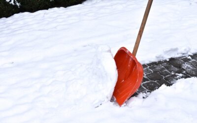 Chuter en déneigeant sa voiture sur un parking extérieur : accident de trajet ?